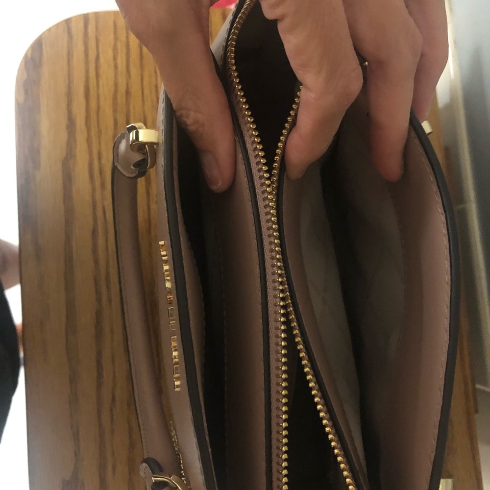 Used one time- almost NEW Michaels Kors handbag - Picture 4 of 7